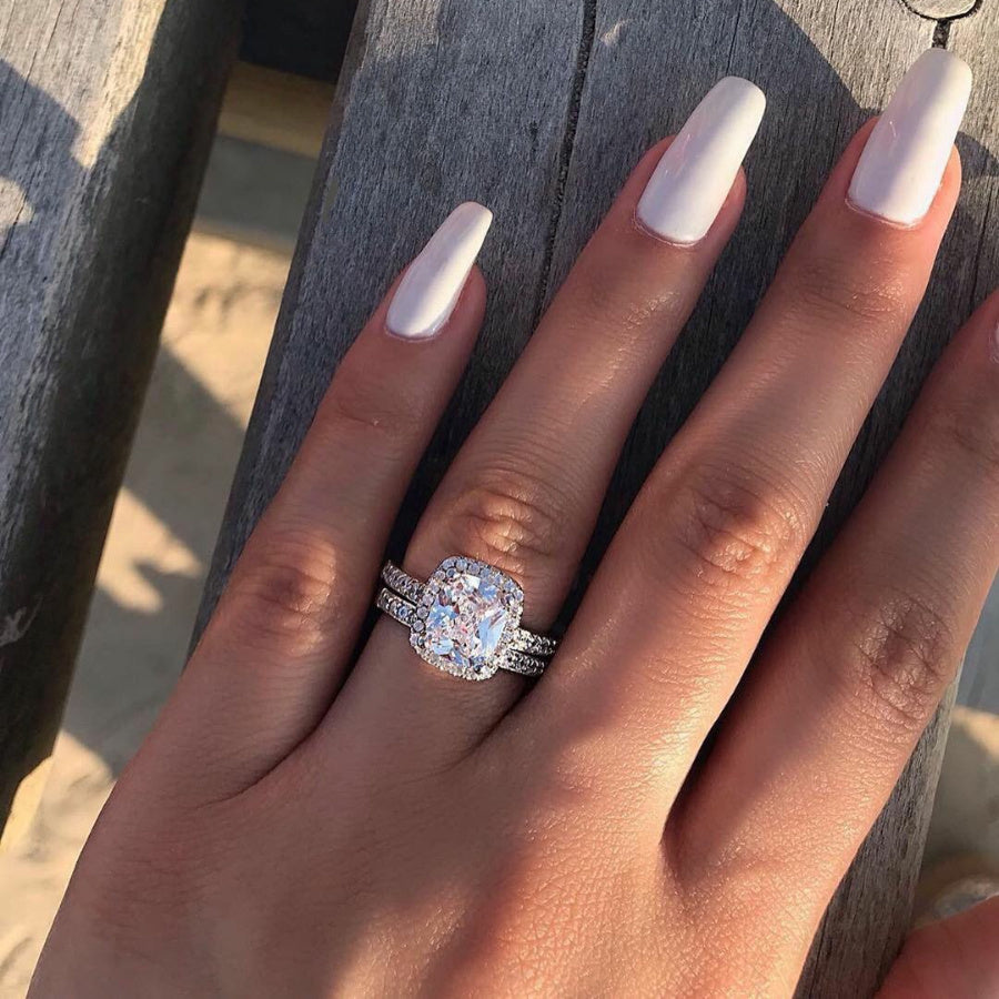 Fashionable Engagement Ring Set