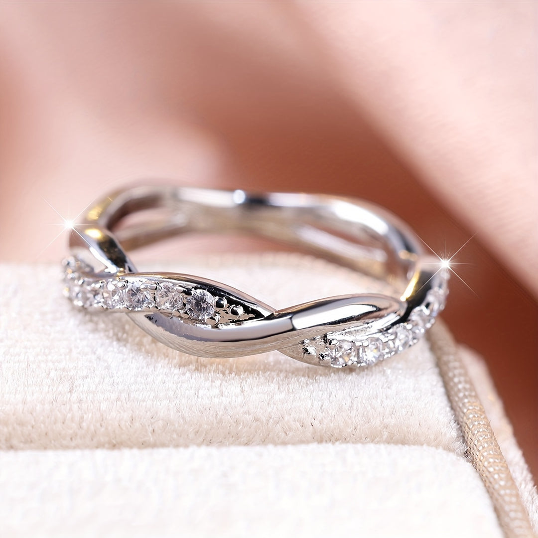 Luxurious Zirconia Twist Ring